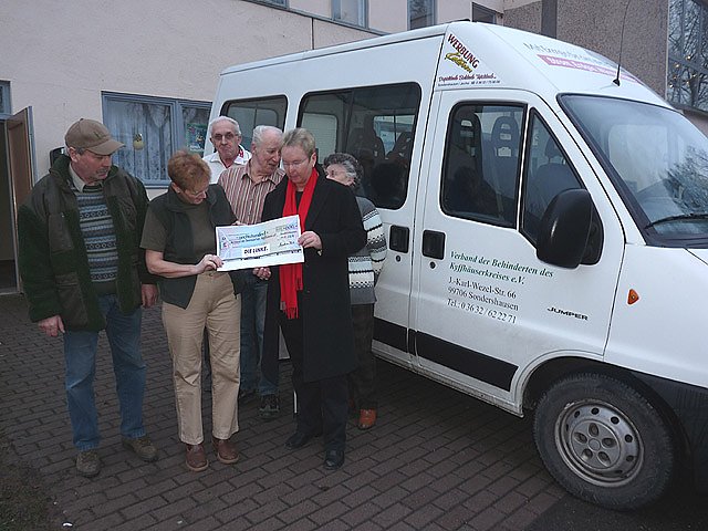 Spendenscheck Die Linke (Foto: Karl-Heinz Herrmann)