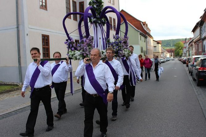 Fliederkrone wurde gesetzt (Foto: Karl-Heinz Herrmann) Fliederkrone wurde gesetzt (Foto: Karl-Heinz Herrmann)