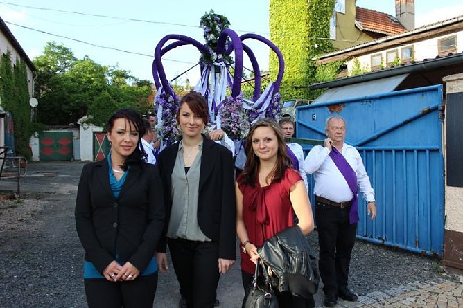 Fliederkrone wurde gesetzt (Foto: Karl-Heinz Herrmann) Fliederkrone wurde gesetzt (Foto: Karl-Heinz Herrmann)