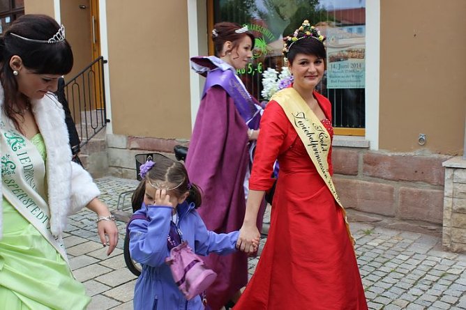 Fliederfest mit Markt (Foto: Karl-Heinz Herrmann) Fliederfest mit Markt (Foto: Karl-Heinz Herrmann)