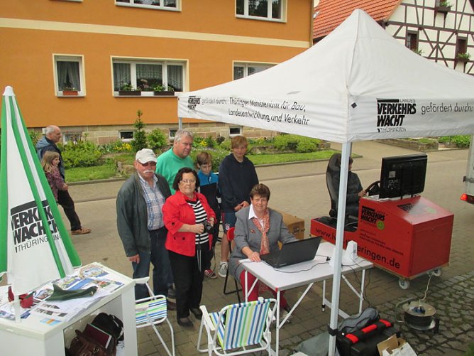 Beim Lindenfest getestet (Foto: Wahlkreisbüro Gudrun Holbe) Beim Lindenfest getestet (Foto: Wahlkreisbüro Gudrun Holbe)