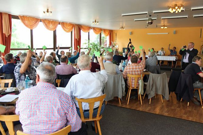 Gartenfreunde mit neuem Vorstand (Foto: Karl-Heinz Herrmann) Gartenfreunde mit neuem Vorstand (Foto: Karl-Heinz Herrmann)