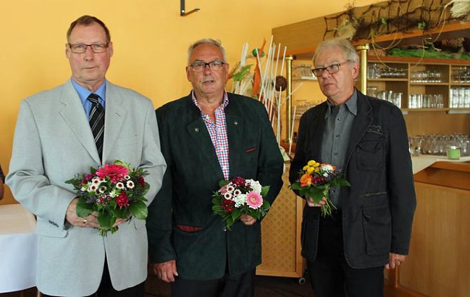 Gartenfreunde mit neuem Vorstand (Foto: Karl-Heinz Herrmann) Gartenfreunde mit neuem Vorstand (Foto: Karl-Heinz Herrmann)