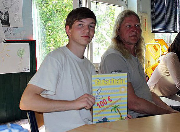 Spenden &uuml;bergeben (Foto: Karl-Heinz Herrmann)