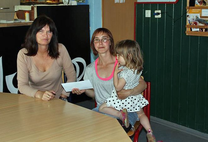 Spenden &uuml;bergeben (Foto: Karl-Heinz Herrmann)