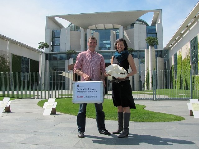 Vor dem Bundestag (Foto: Stiftung f&uuml;r B&auml;ren)