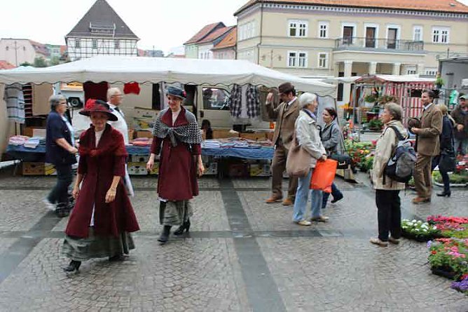 Blumenm&auml;dchen trifft Marktfrau (Foto: Karl-Heinz Herrmann)