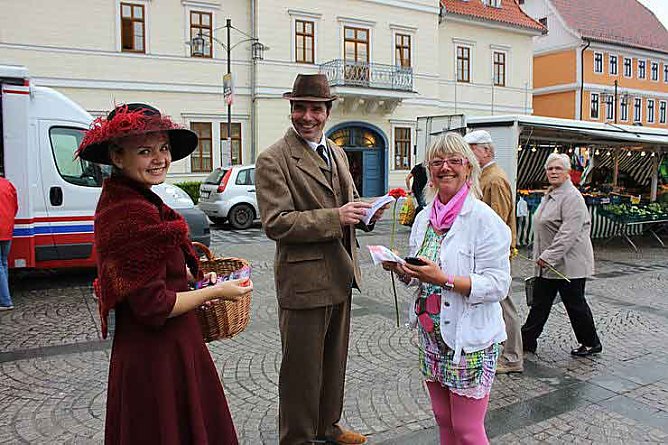 Blumenm&auml;dchen trifft Marktfrau (Foto: Karl-Heinz Herrmann)