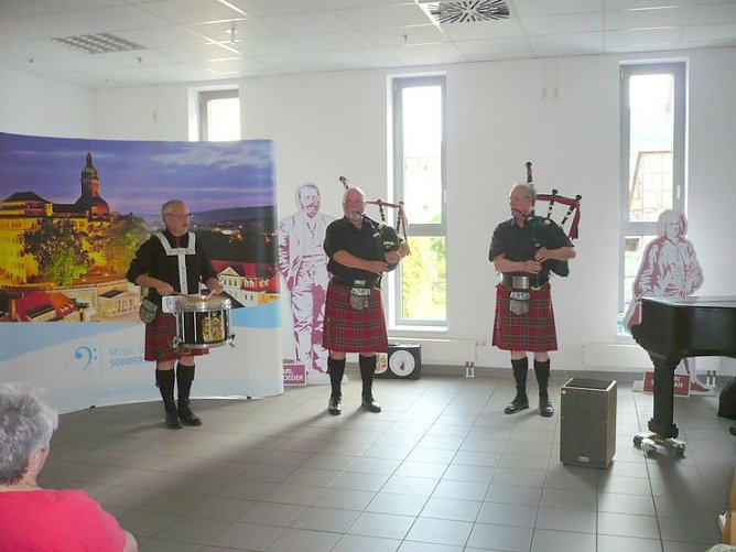 Sondersh&auml;user Pipes & Drums musizierten in der Galerie (Foto: SGW)