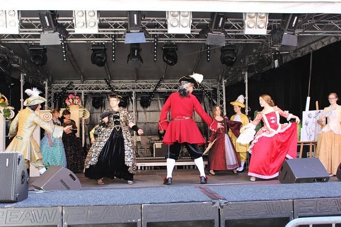 Fortsetzung mit Markttreiben (Foto: Karl-Heinz Herrmann)