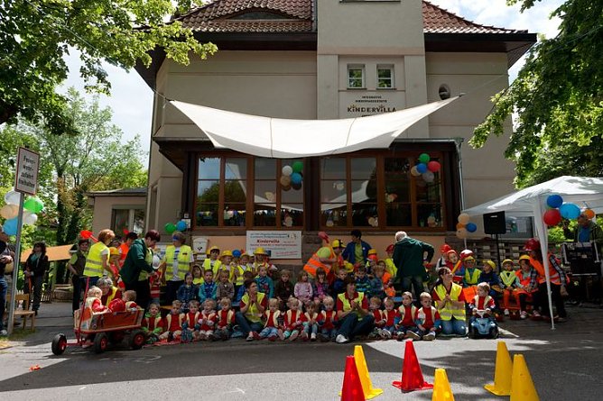 R&uuml;ckblick auf tolles Stra&szlig;enfest (Foto: Kindervilla Bad Frankenhausen)