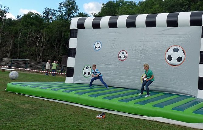 Auf Possen wird gefeiert (Foto: Karl-Heinz Herrmann)