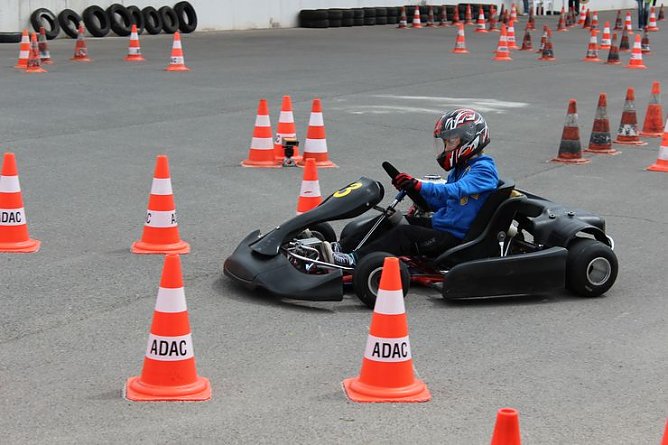 Rasante Fahrten (Foto: Karl-Heinz Herrmann) Rasante Fahrten (Foto: Karl-Heinz Herrmann)