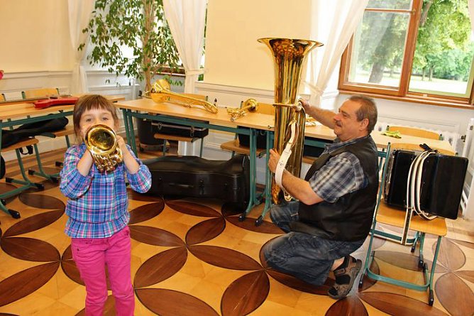 "Schräge Töne" in der Musikschule (Foto: Karl-Heinz Herrmann) "Schräge Töne" in der Musikschule (Foto: Karl-Heinz Herrmann)