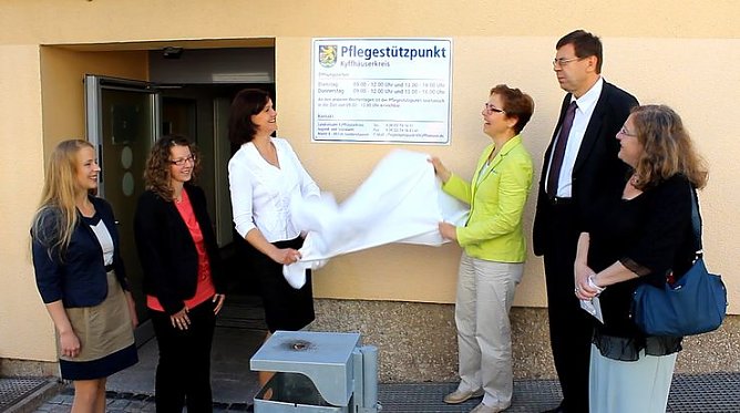 Pflegestützpunkt übergeben (Foto: Karl-Heinz Herrmann) Pflegestützpunkt übergeben (Foto: Karl-Heinz Herrmann)