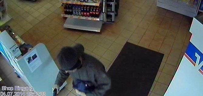 Überfall auf Tankstelle (Foto: Polizei) Überfall auf Tankstelle (Foto: Polizei)