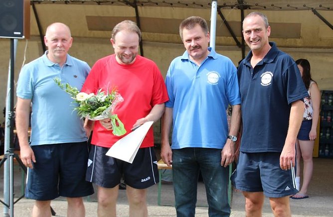Wanderpokal geht auf Reisen (Foto: Peter Fahnert) Wanderpokal geht auf Reisen (Foto: Peter Fahnert)