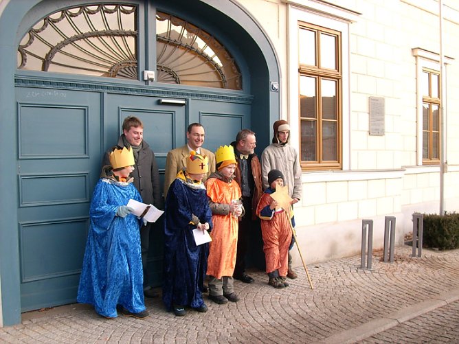 Sternsinger vor Landratsamt 2008 (Foto: Karl-Heinz Herrmann)