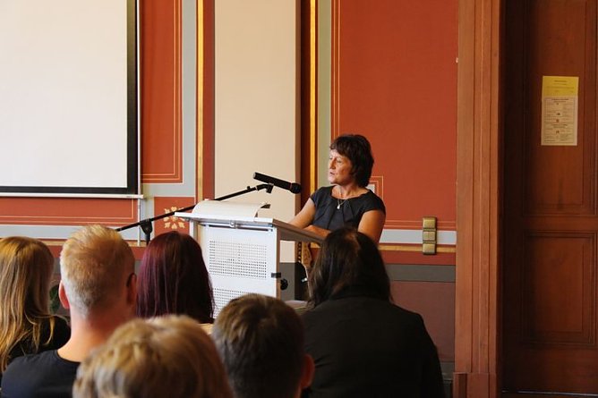 Feierlich Zeugnisse &uuml;bergeben (Foto: Karl-Heinz Herrmann)