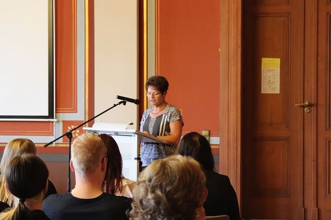 Feierlich Zeugnisse &uuml;bergeben (Foto: Karl-Heinz Herrmann)