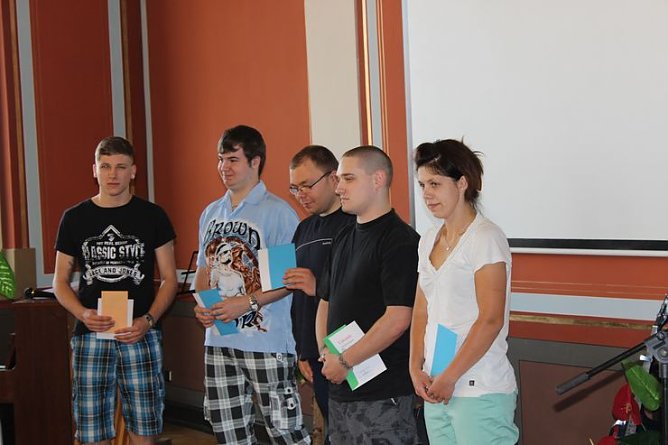 Feierlich Zeugnisse &uuml;bergeben (Foto: Karl-Heinz Herrmann)