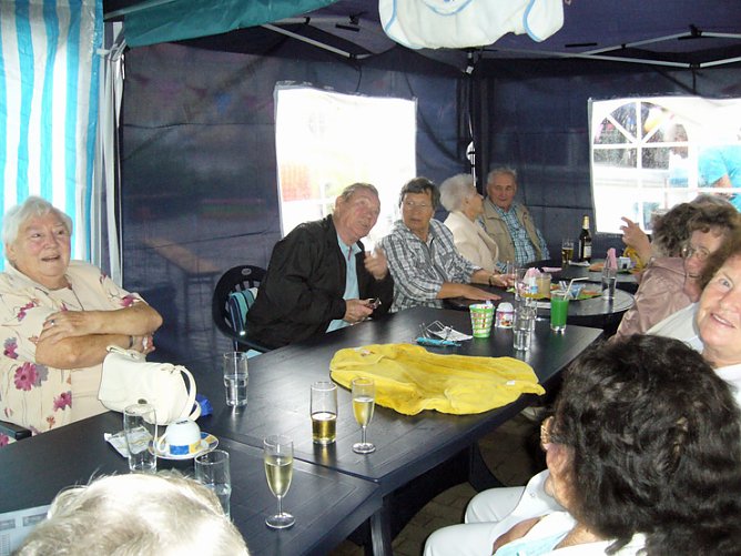 Sommerfest mit Aprilwetter (Foto: D&uuml;ne)
