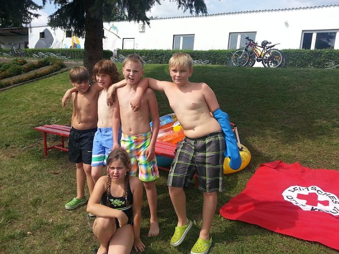 Abschlussfest im Schwimmbad (Foto: DRK Gruppenleiter) Abschlussfest im Schwimmbad (Foto: DRK Gruppenleiter)