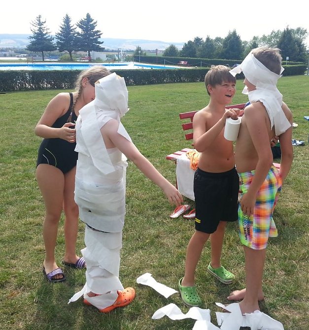 Abschlussfest im Schwimmbad (Foto: DRK Gruppenleiter) Abschlussfest im Schwimmbad (Foto: DRK Gruppenleiter)