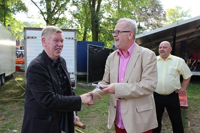 Herzlichen Gl&uuml;ckwunsch! (Foto: Karl-Heinz Herrmann)