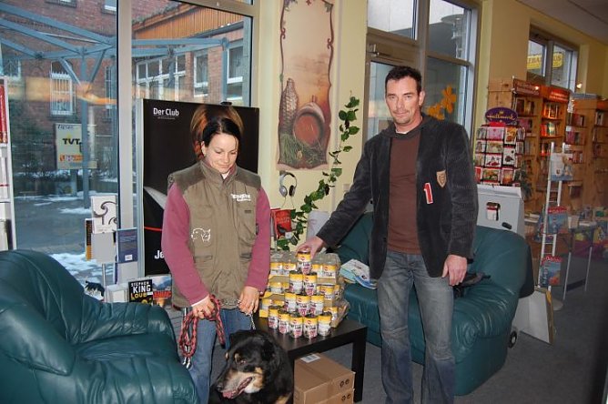 Futterspende für Tierheim Nordhausen (Foto: Sven Gämkow) Futterspende für Tierheim Nordhausen (Foto: Sven Gämkow)