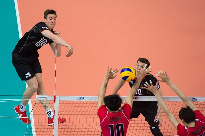 Jochen Schöps (links) im Angriff (Foto: Conny Kurth/DVV ) Jochen Schöps (links) im Angriff (Foto: Conny Kurth/DVV )