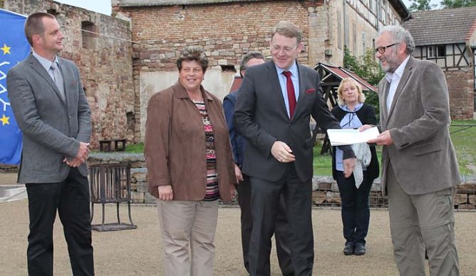 F&uuml;r die Anschaffung von Sitzb&auml;nken (Foto: Wahlkreisb&uuml;ro Gudrun Holbe)