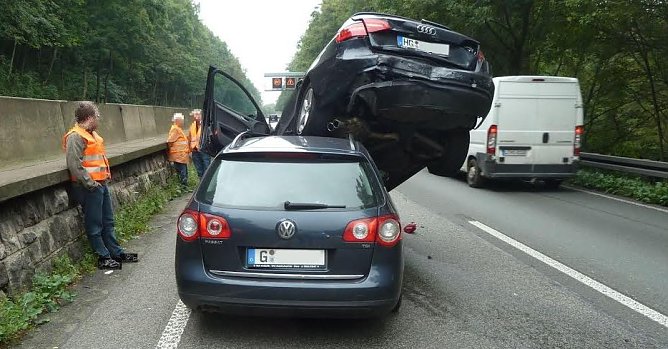 Auto auf Auto (Foto: API) Auto auf Auto (Foto: API)