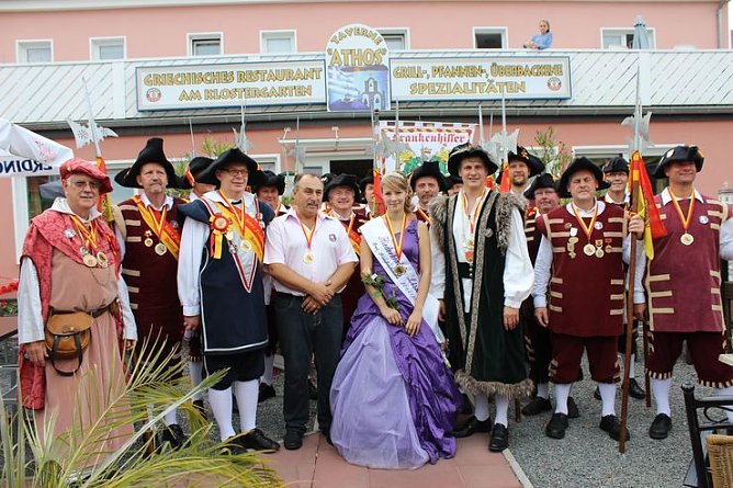 Hausm&auml;nner laden zum Bauernmarkt ein (Foto: Karl-Heinz Herrmann)