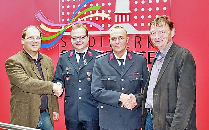 Spenden f&uuml;r die Feuerwehr (Foto: Stadtwerke Sondershausen)