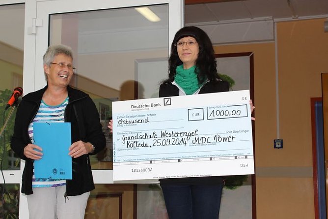  Frau Becker (li.) hatte f&uuml;r die Kinder noch eine zweite &Uuml;berraschung. Gestern hatte die Stiftung Town and Counrty  bereits einen Spendenscheck in H&ouml;he von 500 Euro &uuml;bergeben. Jetzt kann das  (Foto: Karl-Heinz Herrmann)