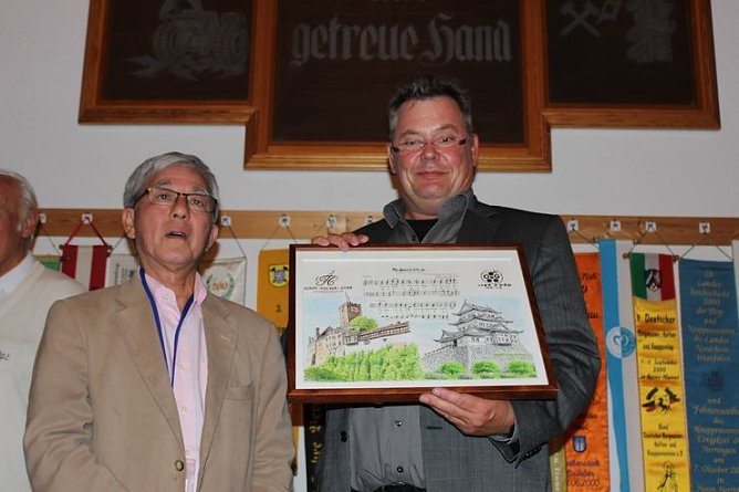 M&auml;nnerchor aus Japan begr&uuml;&szlig;t (Foto: Karl-Heinz Herrmann)