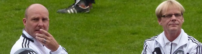 Hat er die richtige Taktik vorgegeben? Jörg Goslar (links) kurz vor dem Anpfiff (Foto: nnz) Hat er die richtige Taktik vorgegeben? Jörg Goslar (links) kurz vor dem Anpfiff (Foto: nnz)