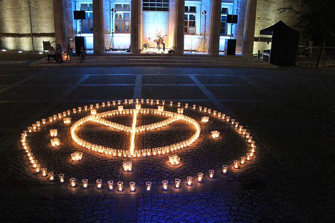 Friedensgebet und Kerzenmarsch (Foto: Karl-Heinz Herrmann) Friedensgebet und Kerzenmarsch (Foto: Karl-Heinz Herrmann)