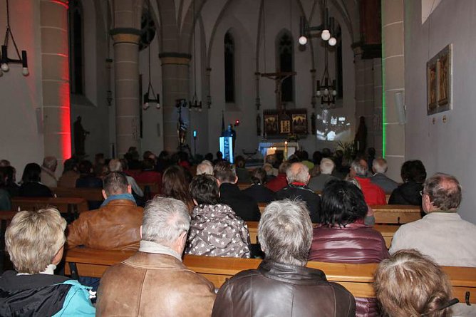 Friedensgebet und Kerzenmarsch (Foto: Karl-Heinz Herrmann) Friedensgebet und Kerzenmarsch (Foto: Karl-Heinz Herrmann)