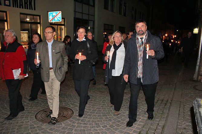 Friedensgebet und Kerzenmarsch (Foto: Karl-Heinz Herrmann) Friedensgebet und Kerzenmarsch (Foto: Karl-Heinz Herrmann)