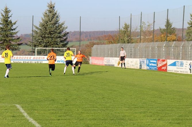 Zum Bahnhof geleitet (Foto: Karl-Heinz Herrmann)
