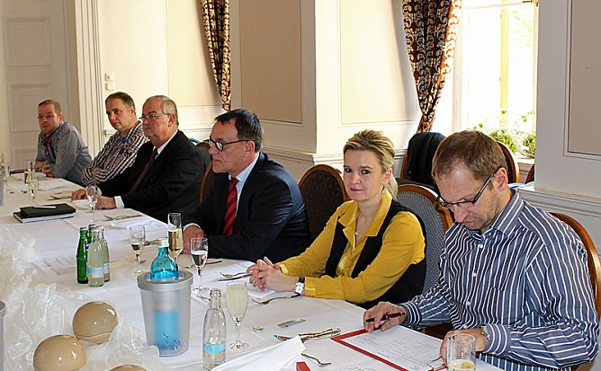 Politik am Mittag im Kyffhäuserkreis (Foto: Karl-Heinz Herrmann) Politik am Mittag im Kyffhäuserkreis (Foto: Karl-Heinz Herrmann)