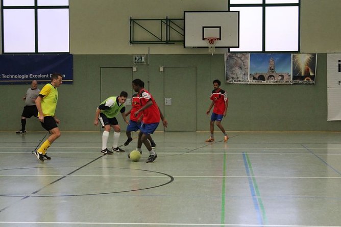 Freundschaftsspiel mit Asylbewerbern (Foto: Karl-Heinz Herrmann) Freundschaftsspiel mit Asylbewerbern (Foto: Karl-Heinz Herrmann)