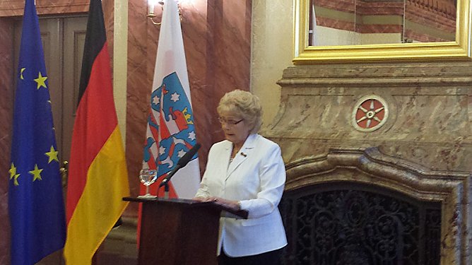 Verdienstmedaille des Verdienstordens f&uuml;r Waltraud Maletschek (Foto: Karl-Heinz Herrmann)