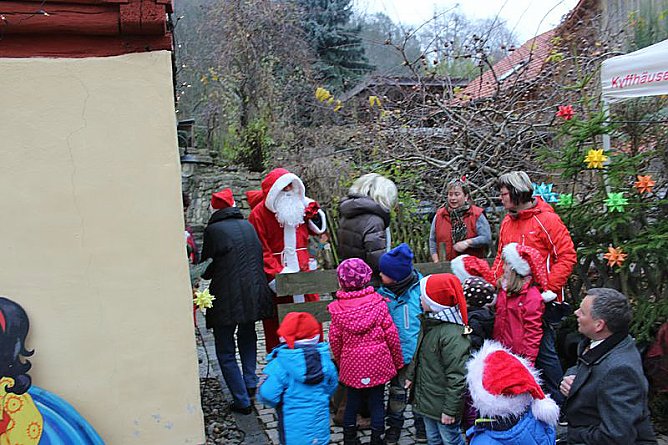 Ist das &uuml;berhaupt ein echter Weihnachtsmann? (Foto: Karl-Heinz Herrmann)