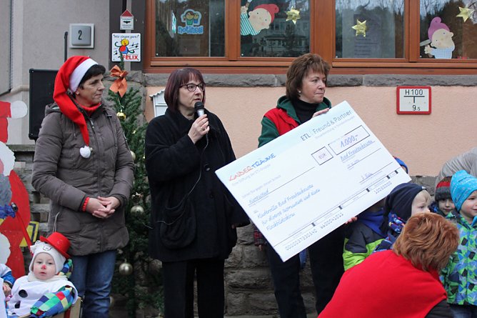 Weihnachtsgeschenk f&uuml;r die Kindervilla (Foto: Kindervilla Bad Frankenhausen)