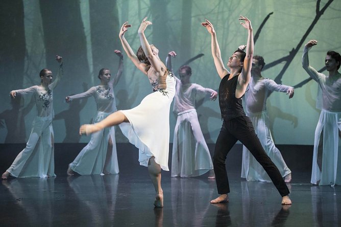 Magda Pawelec (Giselle), Daisuke Sogawa (Albrecht), Ballettkompanie (Foto: Alfredo Mena)