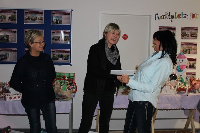 Feierliche Spende f&uuml;r Frauenhaus Sondershausen (Foto: Karl-Heinz Herrmann)