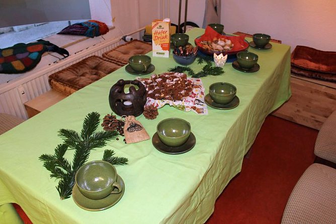 Weihnachtsgeb&auml;ck in der Verkostung (Foto: Karl-Heinz Herrmann)
